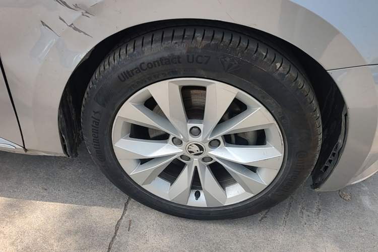 Used Skoda Superb 2016 TSI280 DSG Innovation Edition Right Front Wheel Hub