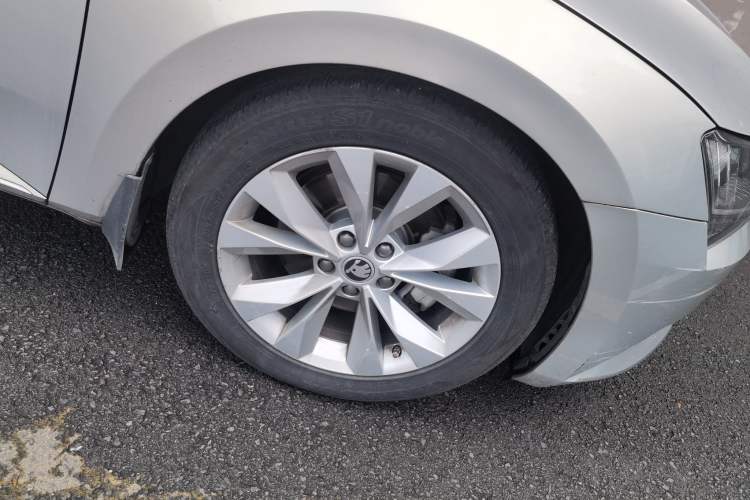 Used Skoda Superb 2016 TSI280 DSG Innovation Edition Right Front Wheel Hub