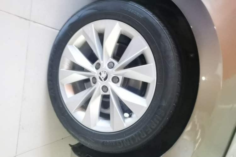 Used Skoda Superb 2016 TSI280 DSG Innovation Edition Right Front Wheel Hub