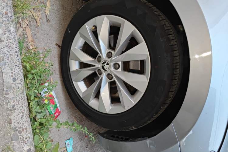 Used Skoda Superb 2016 TSI280 DSG Innovation Edition Right Front Wheel Hub