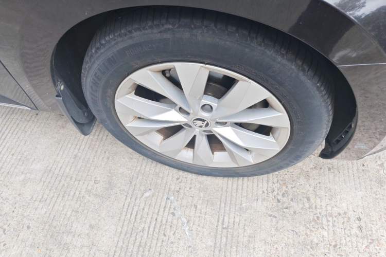 Used Skoda Superb 2016 TSI280 DSG Innovation Edition Right Front Wheel Hub