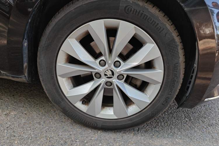 Used Skoda Superb 2016 TSI280 DSG Innovation Edition Right Front Wheel Hub