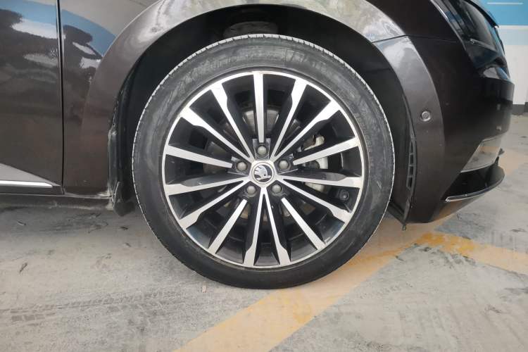 Used Skoda Superb 2016 TSI280 DSG Champion Edition Right Front Wheel Hub