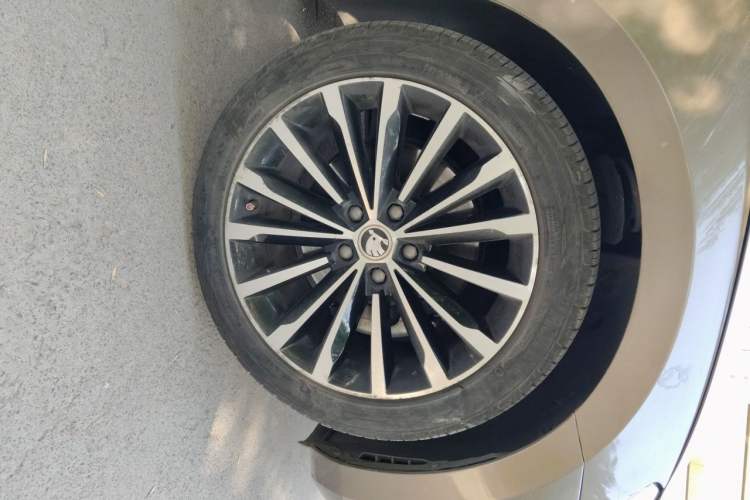 Used Skoda Superb 2016 TSI280 DSG Innovation Edition Right Front Wheel Hub