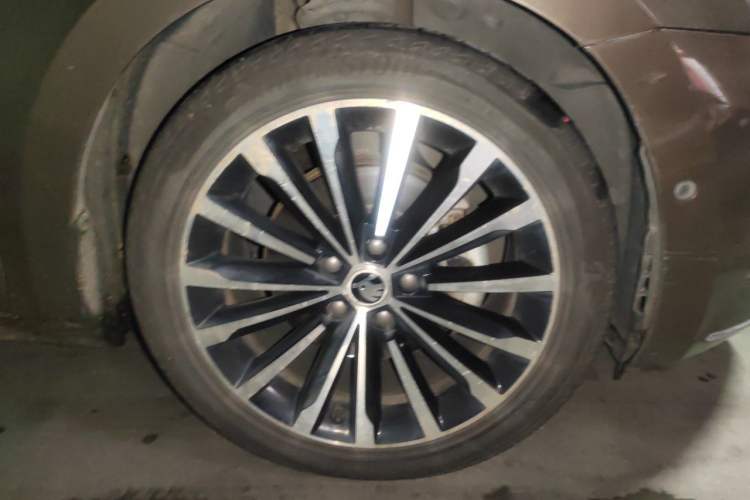Used Skoda Superb 2016 TSI330 DSG Smart Drive Edition Right Front Wheel Hub