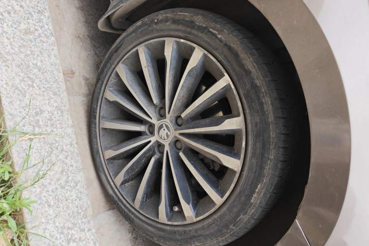 Used Skoda Superb 2016 TSI330 DSG Innovation Edition Right Front Wheel Hub
