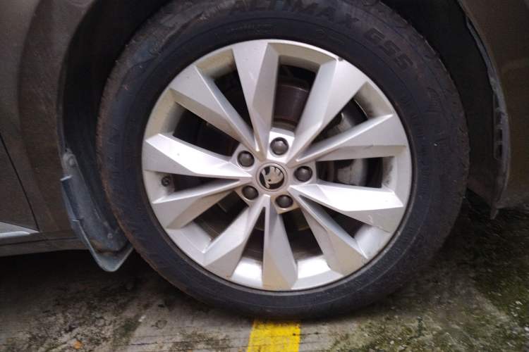 Used Skoda Superb 2016 TSI280 DSG Innovation Edition Right Front Wheel Hub