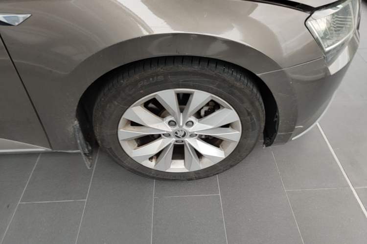 Used Skoda Superb 2016 TSI280 DSG Innovation Edition Right Front Wheel Hub