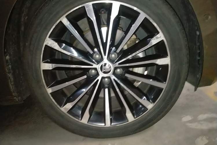 Used Skoda Superb 2016 TSI330 DSG Smart Drive Edition Right Front Wheel Hub