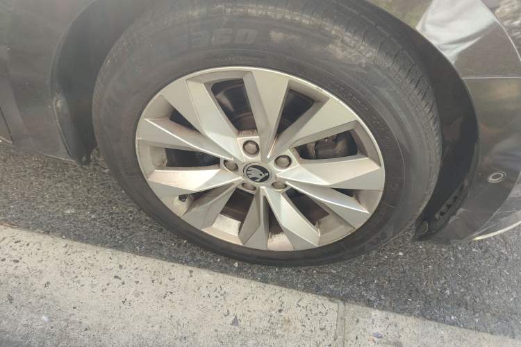 Used Skoda Superb 2016 TSI280 DSG Innovation Edition Right Front Wheel Hub
