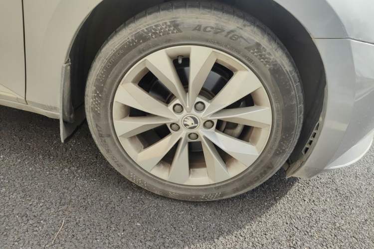 Used Skoda Superb 2016 TSI280 DSG Innovation Edition Right Front Wheel Hub