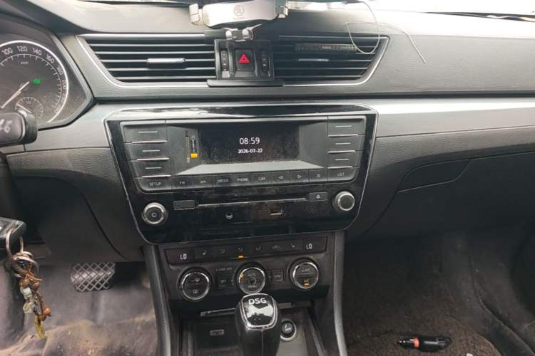 Used Skoda Superb 2016 TSI330 DSG Innovation Edition Audio And AC Panel