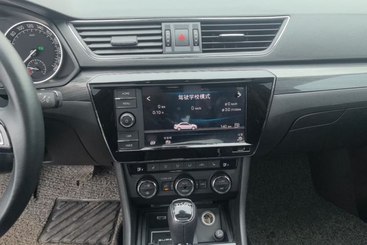 Used Skoda Superb 2016 TSI330 DSG Smart Drive Edition Audio And AC Panel