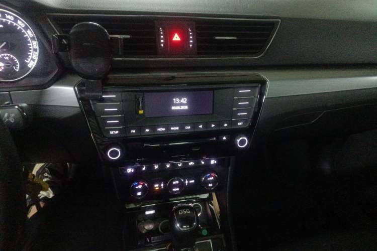 Used Skoda Superb 2016 TSI330 DSG Innovation Edition Audio And AC Panel