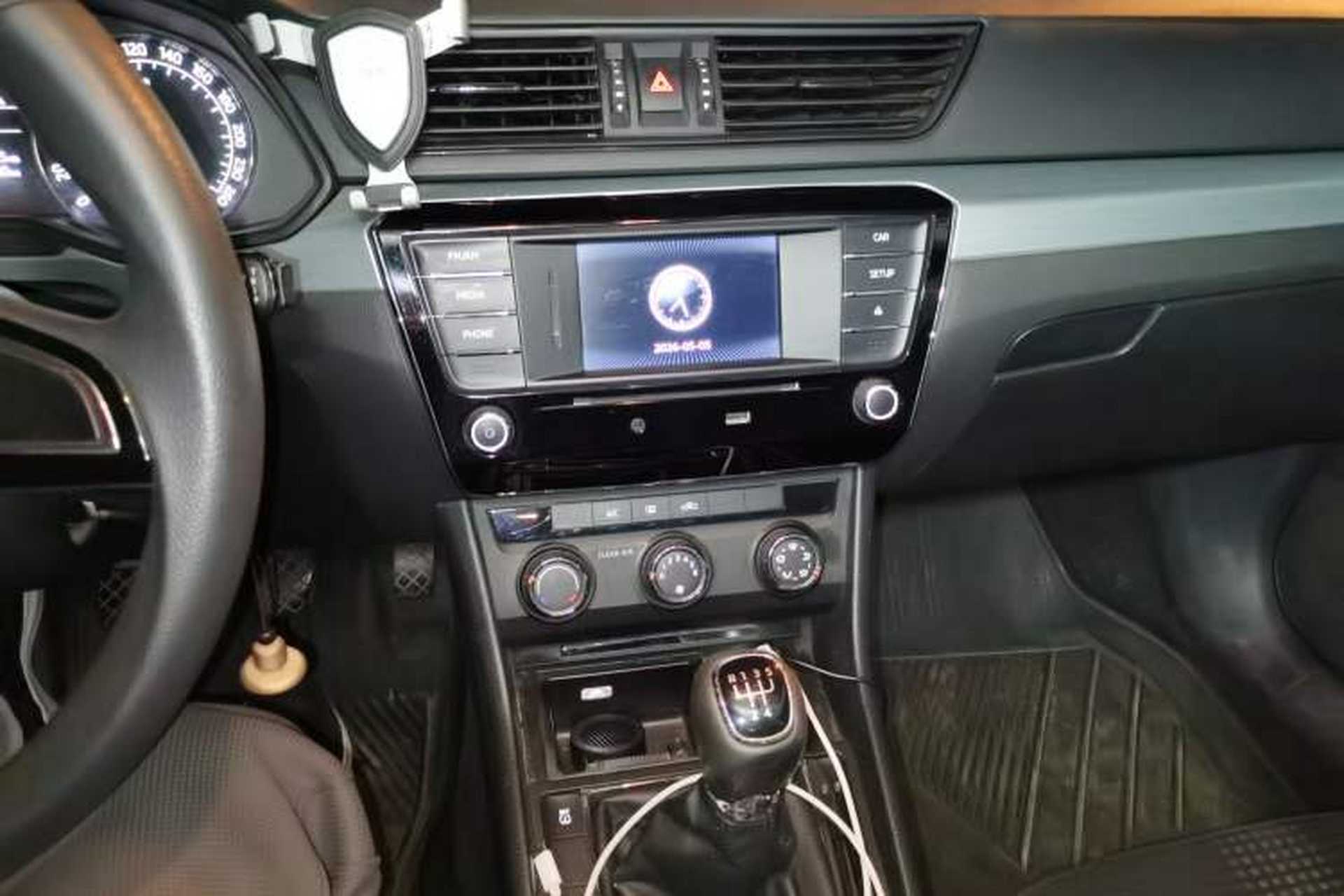 Used Skoda Superb 2016 TSI280 Manual Front-Drive Version Audio And AC Panel