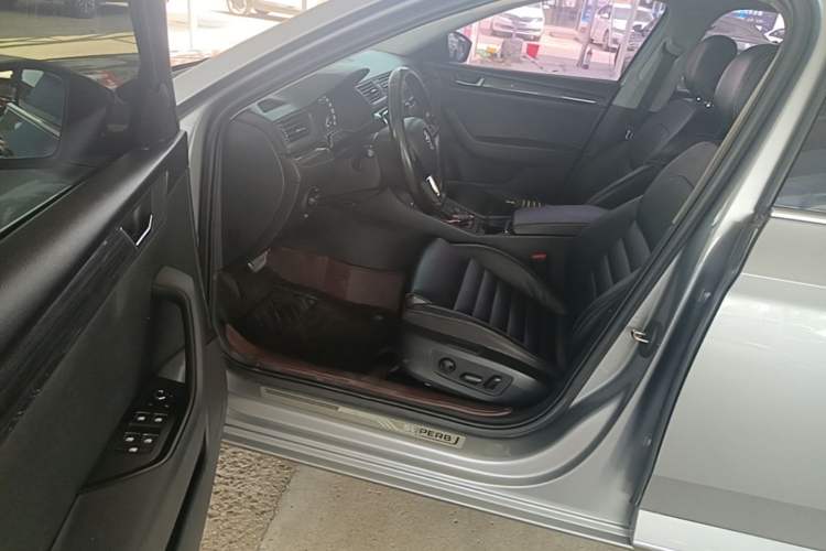 Used Skoda Superb 2016 TSI330 DSG Smart Drive Edition Driver Seat