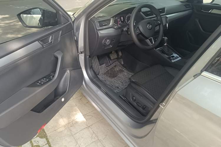 Used Skoda Superb 2016 TSI280 DSG Innovation Edition Driver Seat