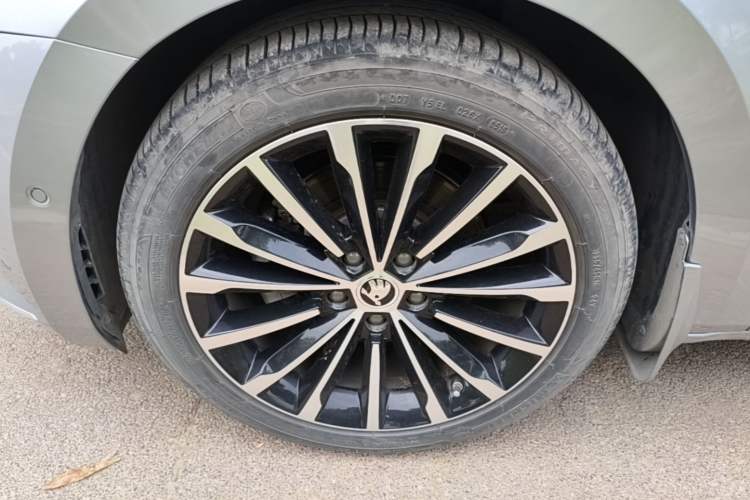 Used Skoda Superb 2016 TSI330 DSG Smart Drive Edition Exterior 4