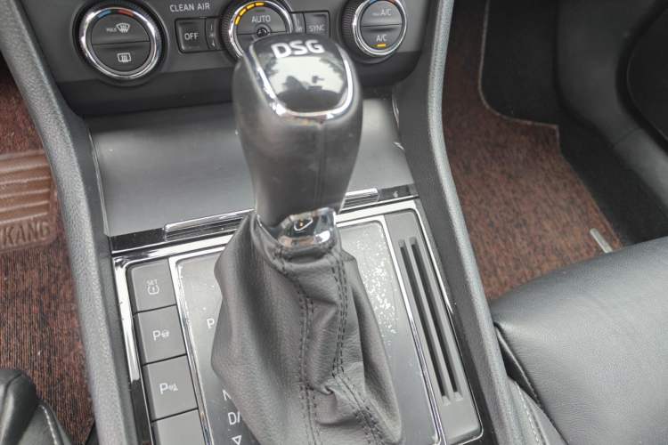 Used Skoda Superb 2016 TSI330 DSG Smart Drive Edition Gear Lever