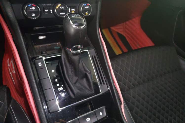 Used Skoda Superb 2016 TSI330 DSG Innovation Edition Gear Lever