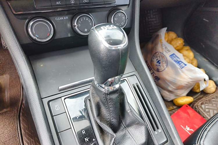 Used Skoda Superb 2016 TSI280 DSG Advanced Edition Gear Lever