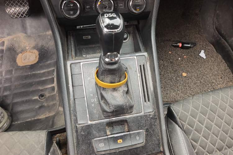 Used Skoda Superb 2016 TSI330 DSG Innovation Edition Gear Lever