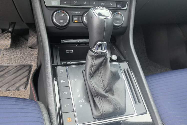 Used Skoda Superb 2016 TSI330 DSG Smart Drive Edition Gear Lever