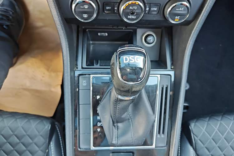 Used Skoda Superb 2016 TSI280 DSG Innovation Edition Gear Lever