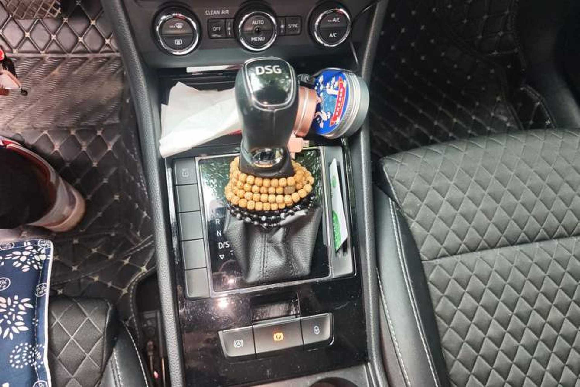 Used Skoda Superb 2016 TSI280 DSG Innovation Edition Gear Lever