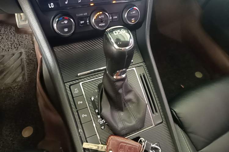 Used Skoda Superb 2016 TSI330 DSG Smart Drive Edition Gear Lever