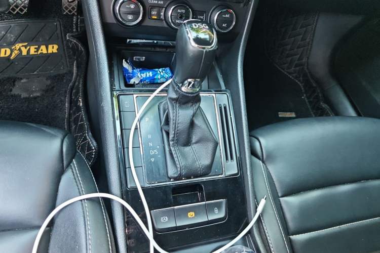 Used Skoda Superb 2016 TSI280 DSG Innovation Edition Gear Lever