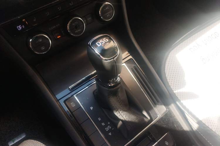 Used Skoda Superb 2016 TSI330 DSG Innovation Edition Gear Lever