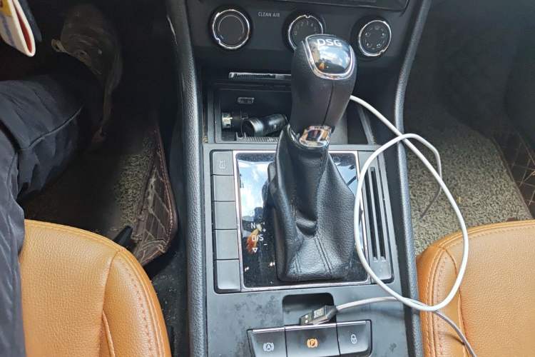 Used Skoda Superb 2016 TSI280 DSG Advanced Edition Gear Lever