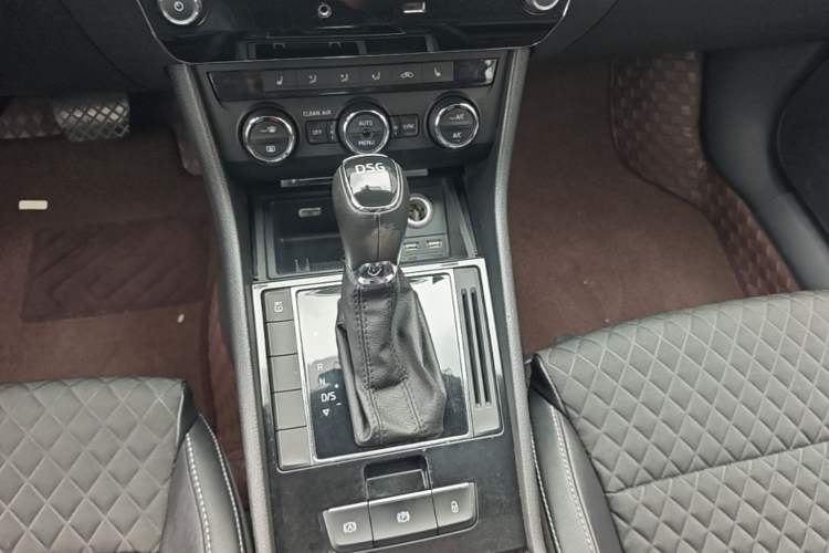 Used Skoda Superb 2016 TSI280 DSG Innovation Edition Gear Lever