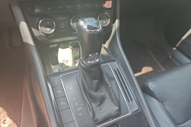 Used Skoda Superb 2016 TSI330 DSG Smart Drive Edition Gear Lever