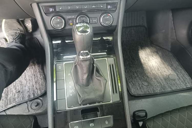 Used Skoda Superb 2016 TSI280 DSG Innovation Edition Gear Lever