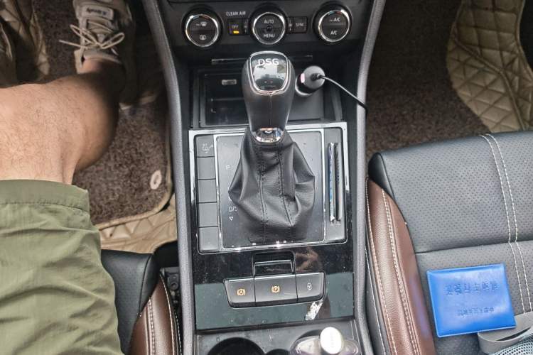 Used Skoda Superb 2016 TSI280 DSG Innovation Edition Gear Lever