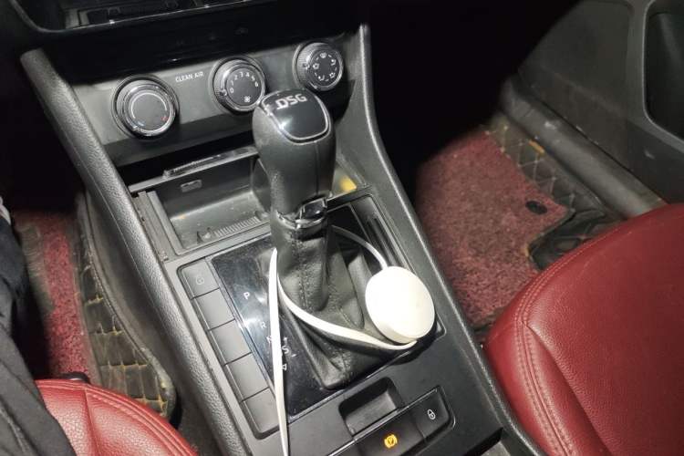 Used Skoda Superb 2016 TSI280 DSG Advanced Edition Gear Lever