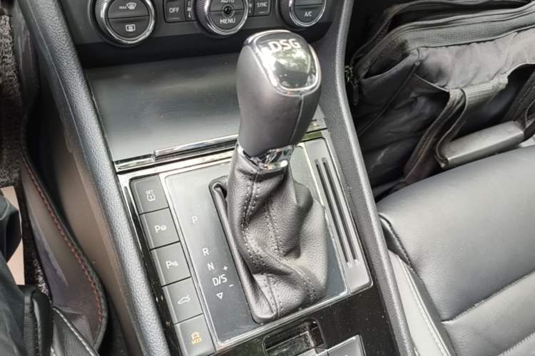 Used Skoda Superb 2016 TSI330 DSG Smart Drive Edition Gear Lever