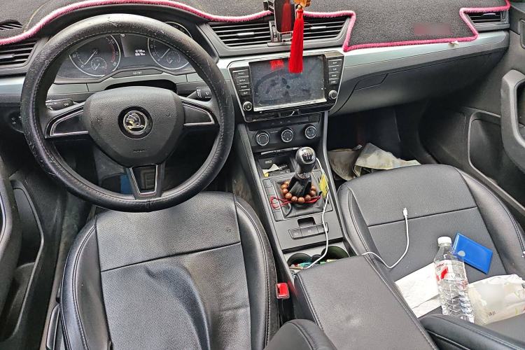 Used Skoda Superb 2016 TSI280 Manual Front-Drive Version Interior 2