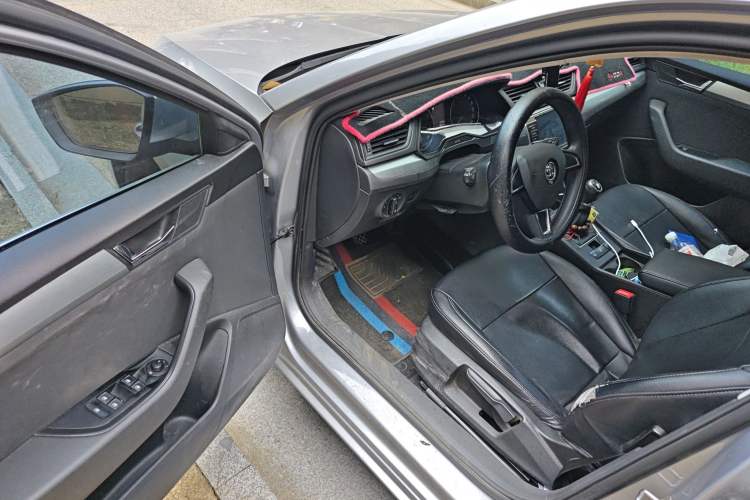 Used Skoda Superb 2016 TSI280 Manual Front-Drive Version Interior 3