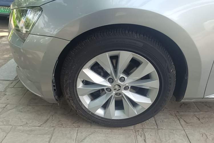 Used Skoda Superb 2016 TSI280 DSG Innovation Edition Left Front Wheel Hub