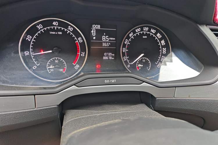 Used Skoda Superb 2016 TSI280 Manual Front-Drive Version Odometer Close Up
