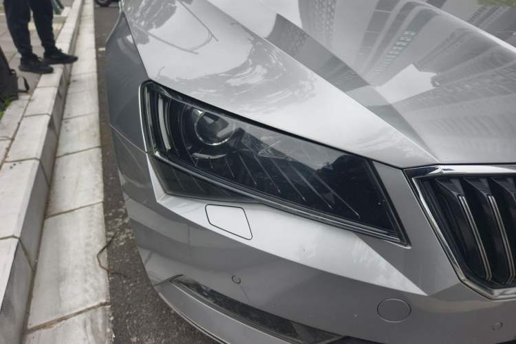 Used Skoda Superb 2016 TSI330 DSG Smart Drive Edition Right Front Headlight