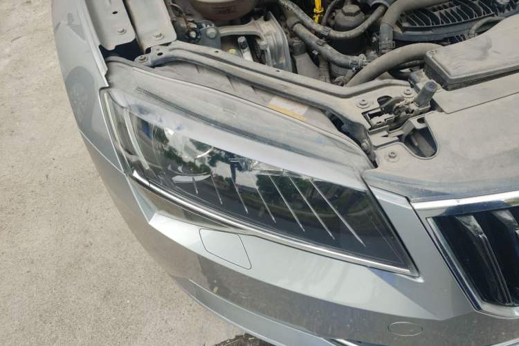 Used Skoda Superb 2016 TSI330 DSG Smart Drive Edition Right Front Headlight