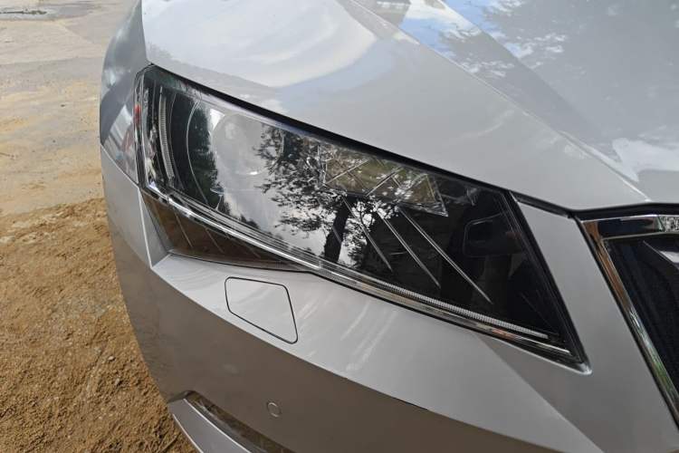 Used Skoda Superb 2016 TSI330 DSG Smart Drive Edition Right Front Headlight