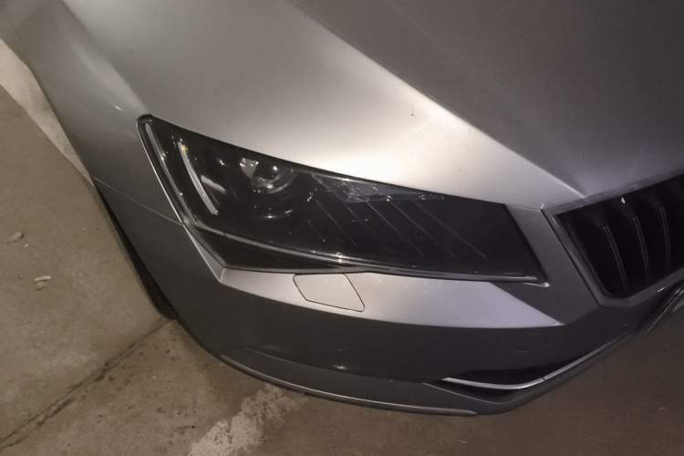 Used Skoda Superb 2016 TSI330 DSG Smart Drive Edition Right Front Headlight