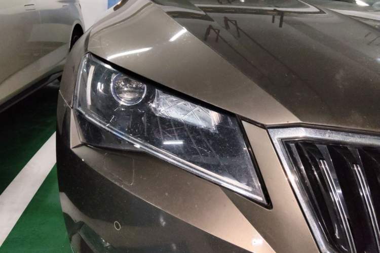Used Skoda Superb 2016 TSI330 DSG Smart Drive Edition Right Front Headlight