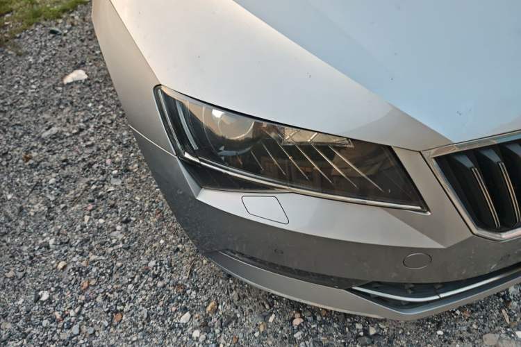 Used Skoda Superb 2016 TSI330 DSG Smart Drive Edition Right Front Headlight