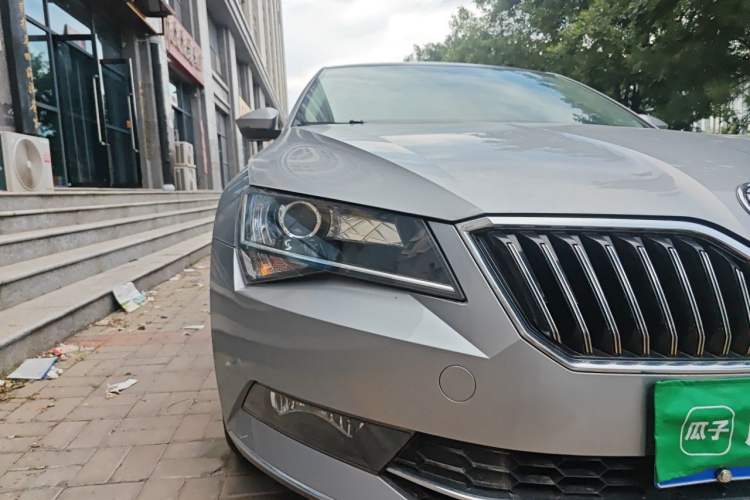 Used Skoda Superb 2016 TSI330 DSG Innovation Edition Right Front Headlight